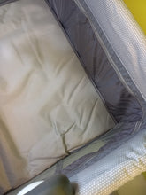 Afbeelding in Gallery-weergave laden, Infanti Cielo playard - Light Grey Dots