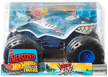 Afbeelding in Gallery-weergave laden, Hot Wheels Monster Trucks, Oversized Monster Truck in 1:24 Scale