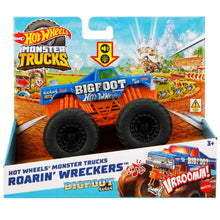 Cargar imagen en el visor de la galería, Hot Wheels Monster Trucks Roarin' Wreckers