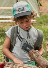Afbeelding in Gallery-weergave laden, Mayoral Kid Boy Grey Fanny Pack Print Tee
