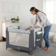 Afbeelding in Gallery-weergave laden, Ingenuity Smart &amp; Simple Portable Packable Playard with Changing Table - Chadwick
