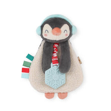 Carregar imagem no visualizador da galeria, Itzy Ritzy - Brinquedo de pelúcia e mordedor Holiday Itzy Lovey™ - North the Penguin
