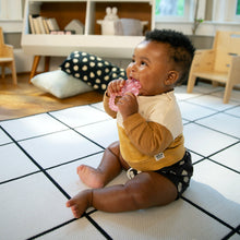 Cargar imagen en el visor de la galería, Ingenuity Cool Bite Water Teether - Daisy
