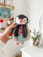 Carregar imagem no visualizador da galeria, Itzy Ritzy - Brinquedo de pelúcia e mordedor Holiday Itzy Lovey™ - North the Penguin
