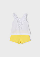 Carregar imagem no visualizador da galeria, Mayoral 2 peças conjunto de shorts para meninas com flor branca esvoaçante e amarelo limão
