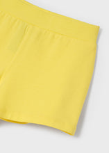 Carregar imagem no visualizador da galeria, Mayoral 2 peças conjunto de shorts para meninas com flor branca esvoaçante e amarelo limão
