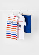 Carregar imagem no visualizador da galeria, Camiseta jipe ​​infantil Mayoral 3 peças branco azul para meninos, tanque listrado multicolorido e conjunto curto azul

