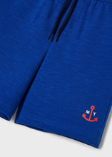 Carregar imagem no visualizador da galeria, Camiseta jipe ​​infantil Mayoral 3 peças branco azul para meninos, tanque listrado multicolorido e conjunto curto azul

