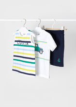 Carregar imagem no visualizador da galeria, Conjunto de camiseta infantil Mayoral 3 peças de jipe ​​infantil branco verde, tanque listrado multicolorido verde e conjunto curto azul-marinho
