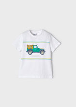 Carregar imagem no visualizador da galeria, Conjunto de camiseta infantil Mayoral 3 peças de jipe ​​infantil branco verde, tanque listrado multicolorido verde e conjunto curto azul-marinho
