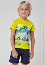 Carregar imagem no visualizador da galeria, Conjunto curto Mayoral 3 peças de camiseta infantil amarela para meninos, camiseta skate branca e bermuda azul marinho
