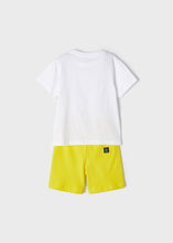 Carregar imagem no visualizador da galeria, Conjunto shorts bermudas Mayoral 2 peças infantil branco para meninos Palm Garden e bermuda amarela citronela
